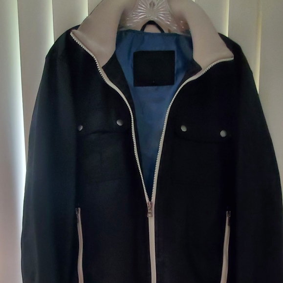 Guess Jacket - Size Large - Picture 4 of 8